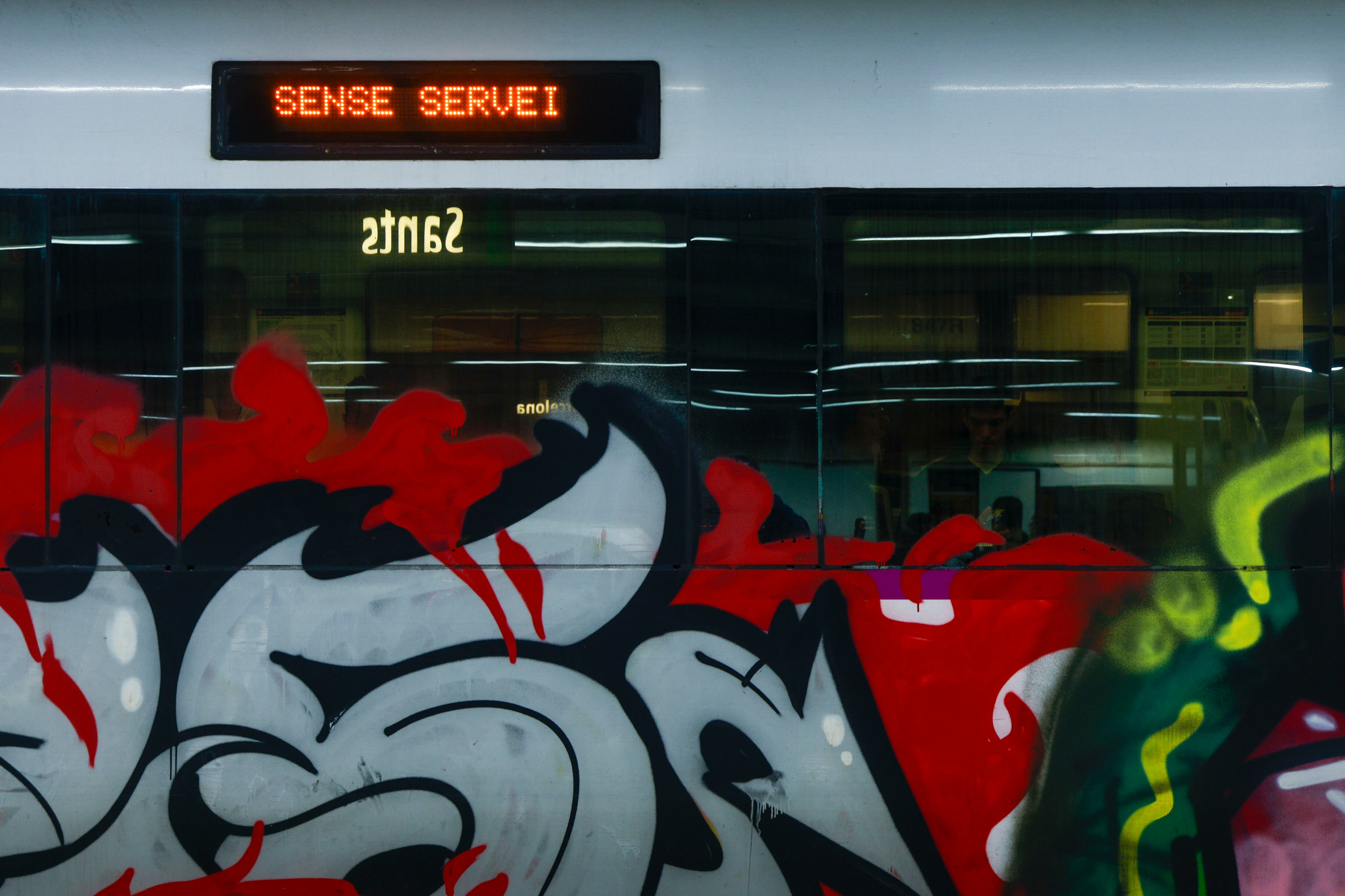 Aspecto de la estación de Sants de Barcelona, este lunes en que el servicio de Rodalies y Media Distancia de Cataluña vuelve a sufrir una jornada caótica