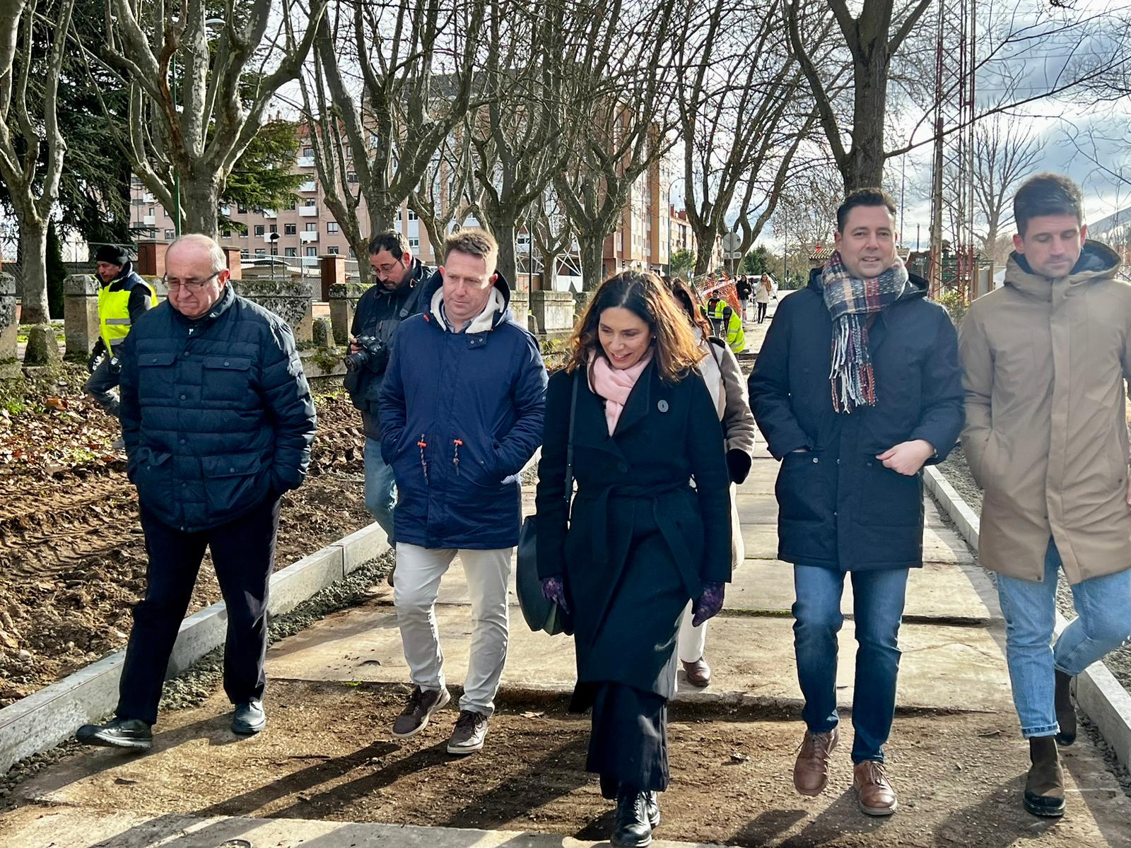 El alcalde con representantes del Distrito Oeste en la obra de reforma del carril bici en la Barriada San Juan Bautista