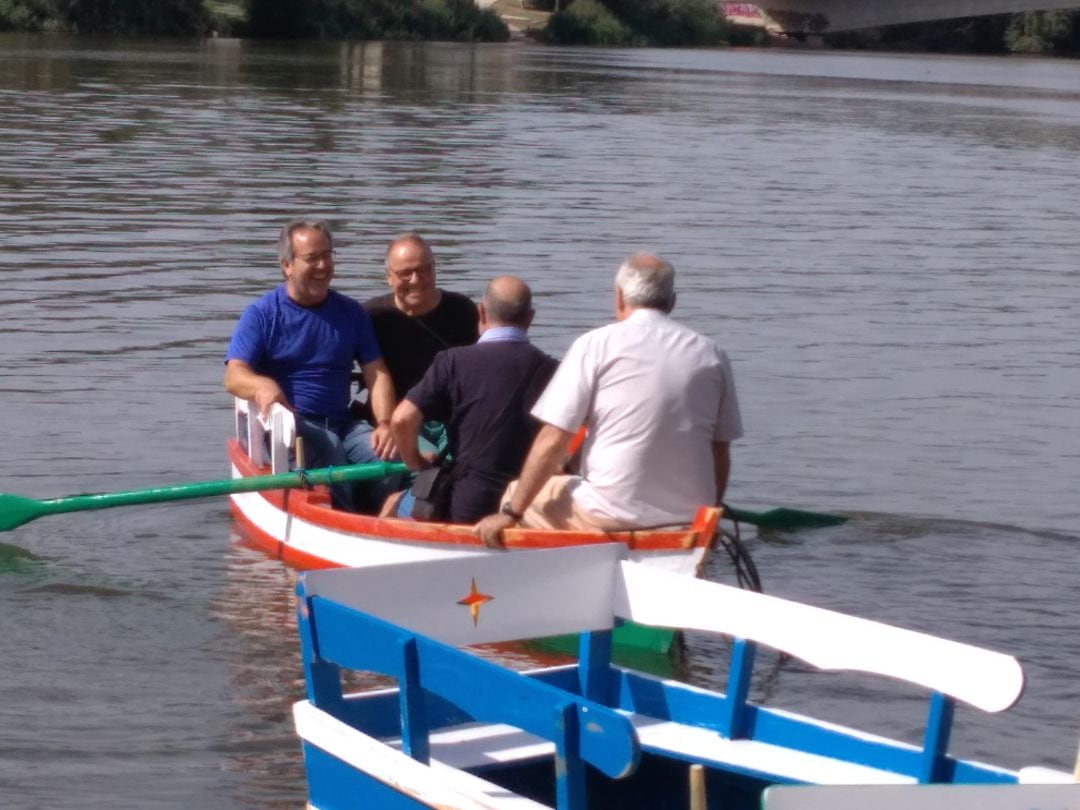 El alcalde de Zamora, Francisco Guarido, junto al Concejal de Turismo, Christoph Strieder, el arquitecto Pedro Lucas del Teso y el carpintero, Francisco García, estrenan el nuevo servicio de barcas en el Duero