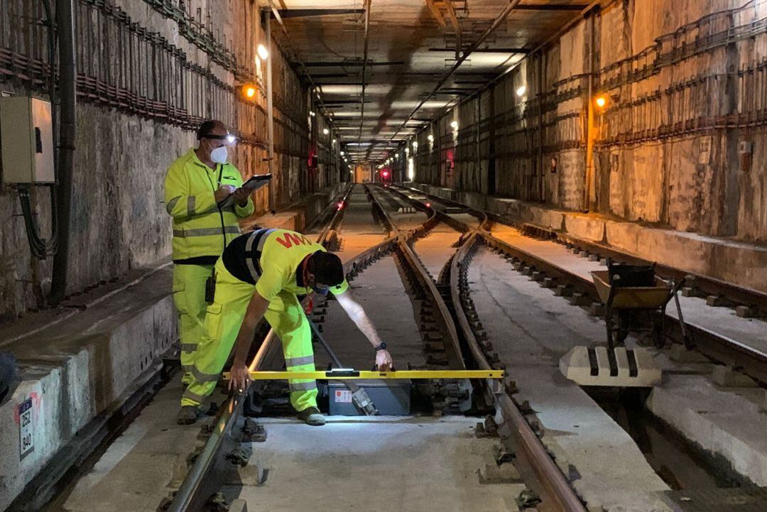 Operarios en los túneles del metro de Málaga durante la noche