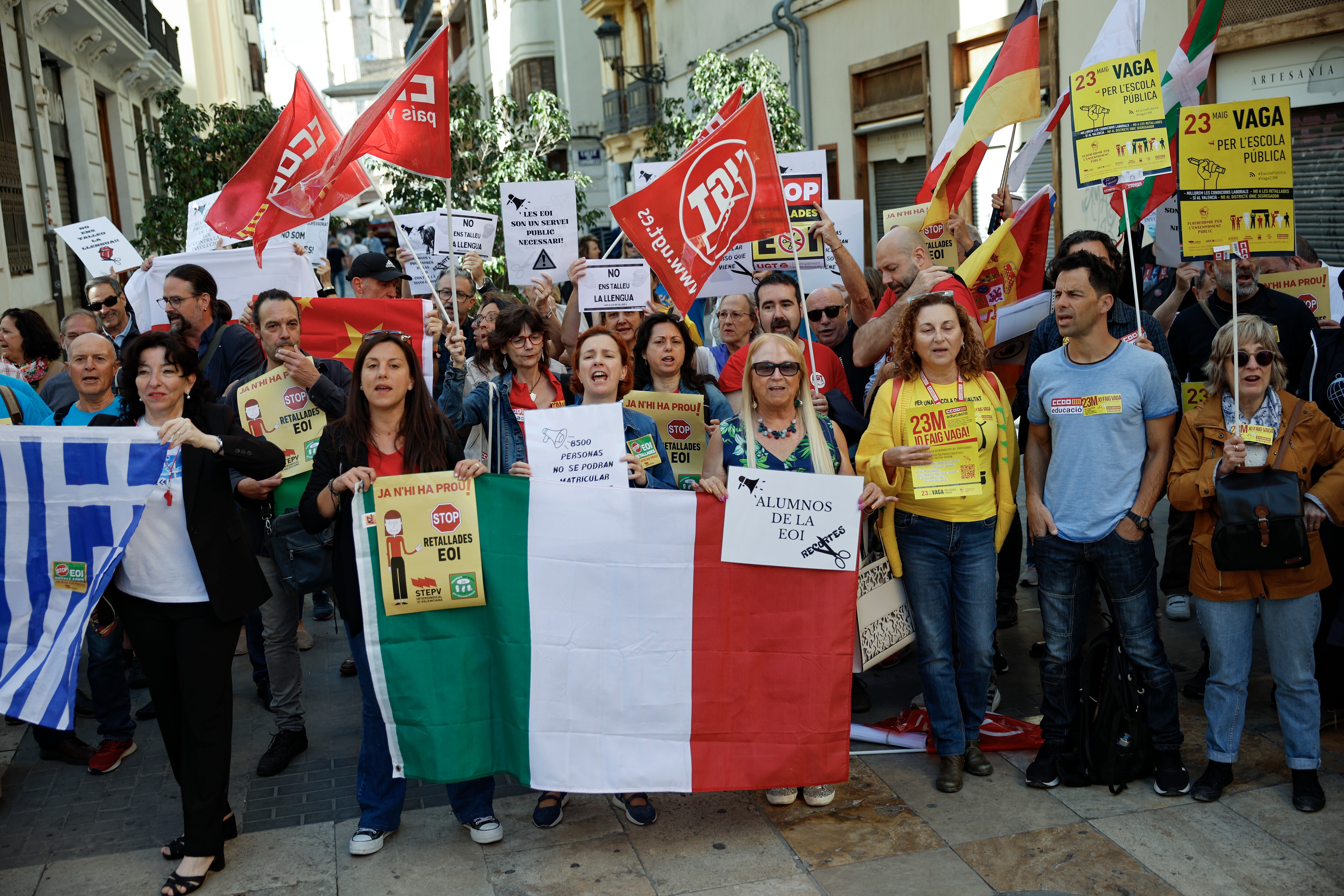 La Plataforma en Defensa de lEnsenyament Públic celebra una concentración antes Les Corts en protesta por los recortes en las escuelas oficiales de idiomas, dentro de los actos previos a la huelga en la educación anunciada para el próximo día 23