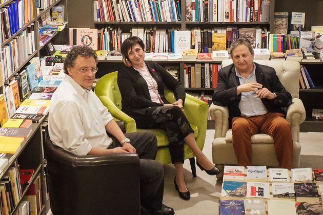 Los escritores Luis Leante, Elia Barceló y José Luis Ferri, en la librería Pynchon&Co