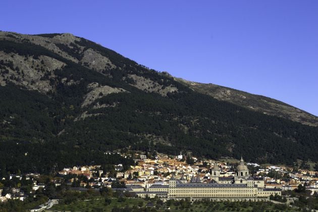 San Lorenzo de El Escorial, con el monte Abantos al fondo