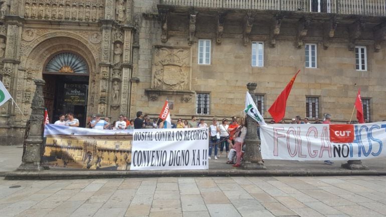 Concentración de trabajadores en el Hostal dos Reis Católicos