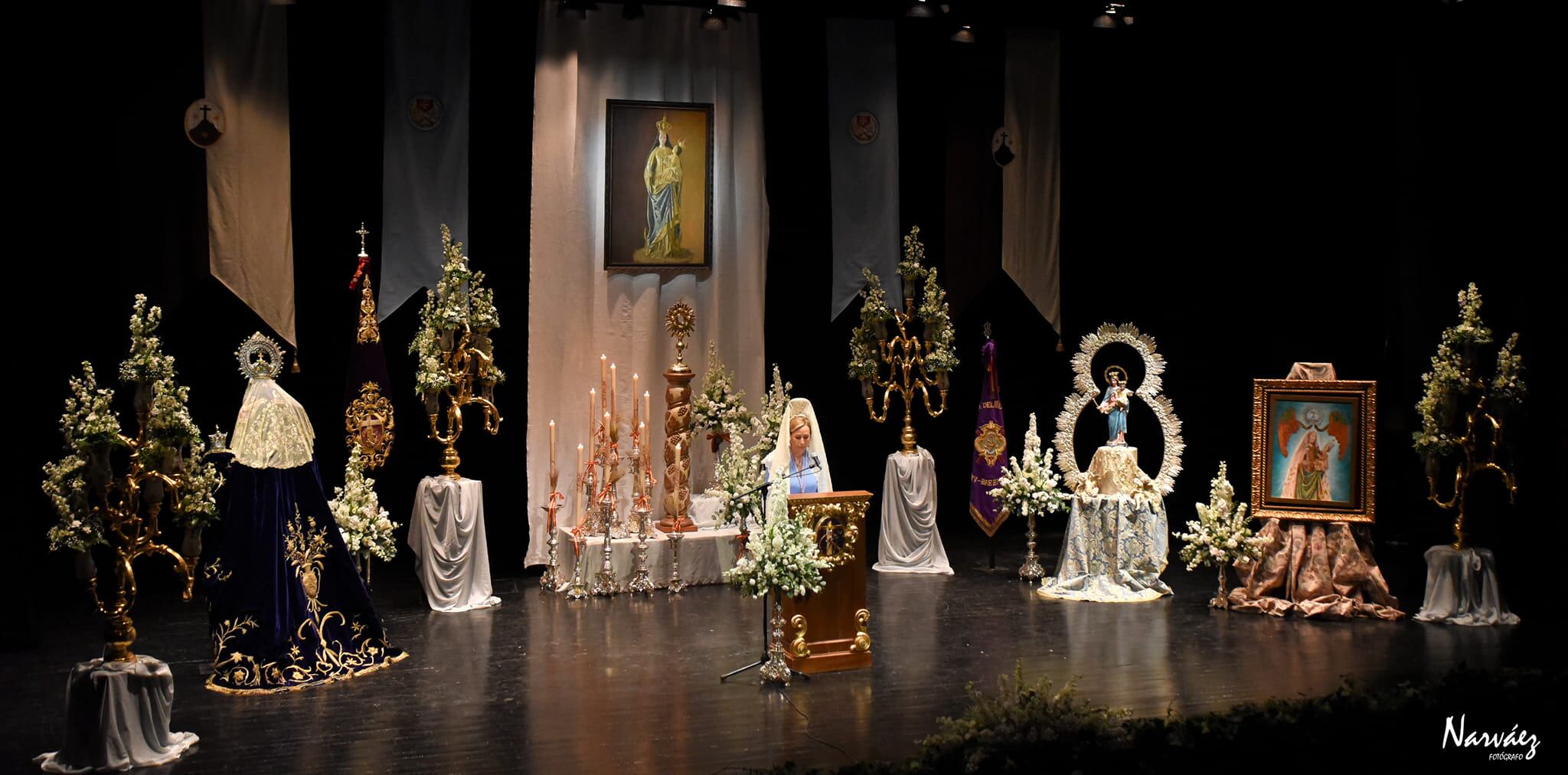 Carmen Morillo en el atril durante el Pregón de Glorias de la ciudad de Baeza en 2023