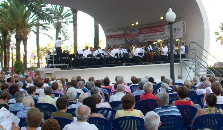 Sillas en la Explanada del servicio de actividades festivas que presta Isjoma al Ayuntamiento de Alicante