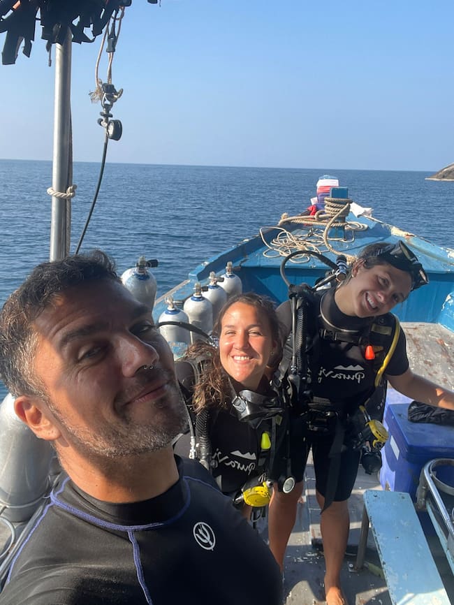 Desde que llegó a Tailandia ha sido instructor de buceo