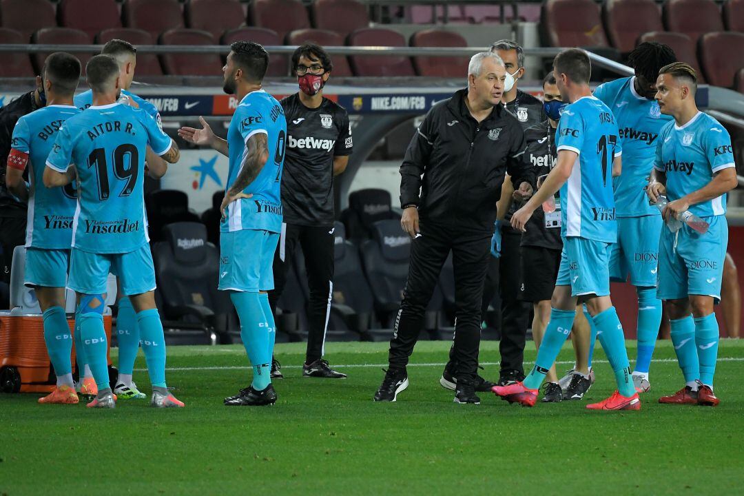 Javier Aguirre habla con sus jugadores durante unas de las paradas para hidratación frente al FC Barcelona. 