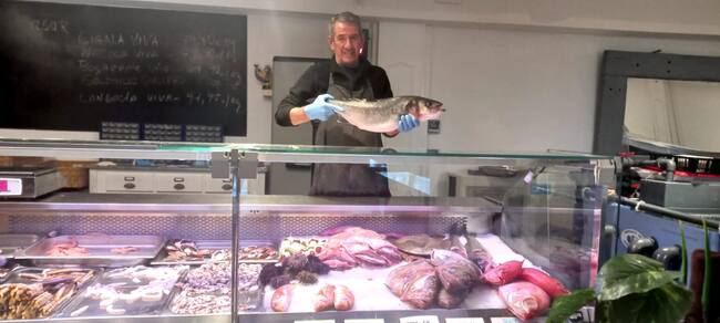 Antonio muestra el producto base del 'Itsas Gane' de Barrika