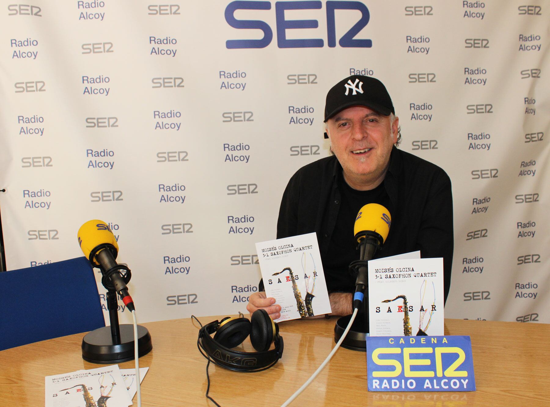 Moisés Olcina, en l'estudi central de Radio Alcoy amb un programa de Saxsar'