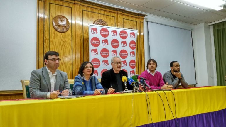 Cayo Lara en el centro de la imagen, acompañado por Daniel Martínez (coordinador regional de Izquierda Unida), Joaquín Belmonte (coordinador local) y los ediles Victoria Delicado y Héctor García