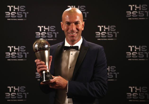 Zidane posa sonriente con el trofeo &#039;The Best&#039; a mejor entrenador del 2017