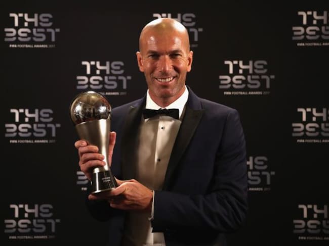 Zidane posa sonriente con el trofeo 'The Best' a mejor entrenador del 2017