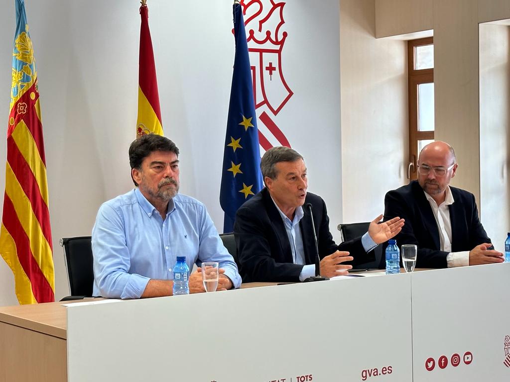 El alcalde de Alicante, Luis Barcala (i) y el conseller de Sanidad, Marciano Gómez (c), el día que se reunieron en Alicante para abordar la descentralización del CICU