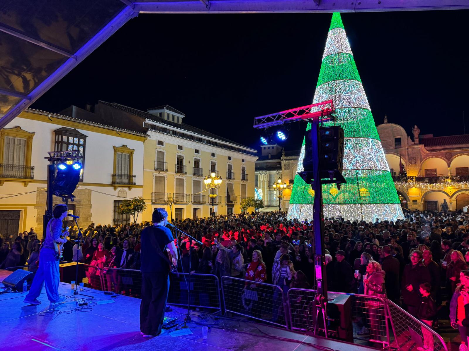 La Plaza  de España, en concreto, se convertía en el epicentro del tardeo con un lleno absoluto con centenares de personas que han disfrutado del concierto de “Norte  Perdido”