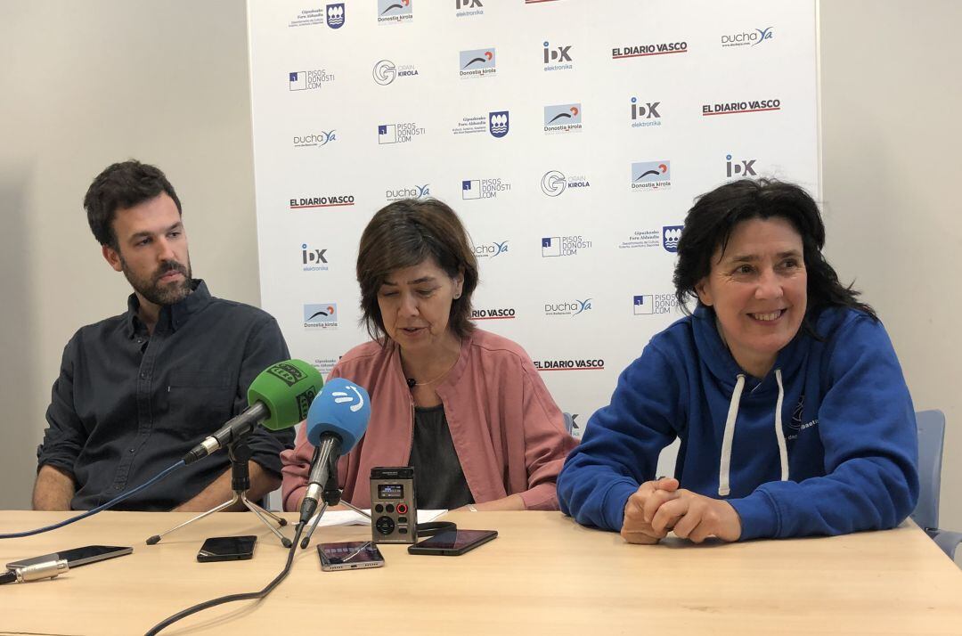 Jon Santamaria, Carmen Muguruza y Azu Muguruza en la rueda de prensa en el Gasca