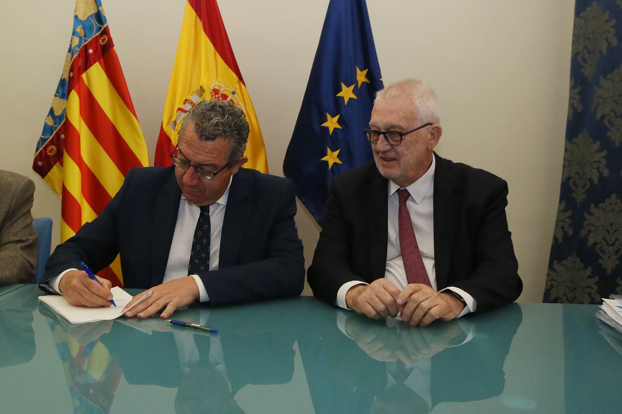 Firma de la compra del edificio de la Fundación Mediterráneo en Elche
