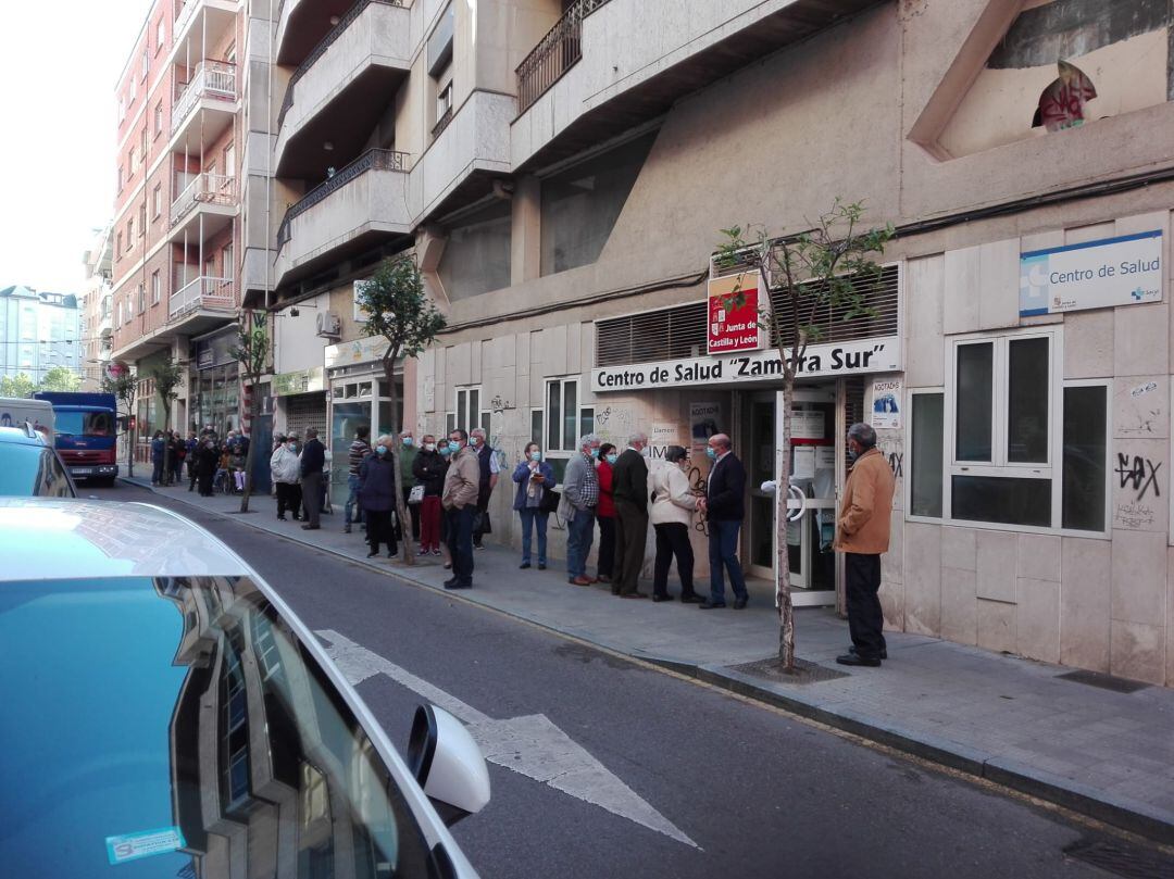  Varias personas hacen cola para recibir su vacuna en el centro de salud &quot;Zamora Sur&quot;