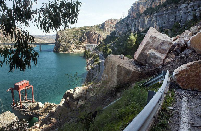 GRA259. CORTES DE PALLÁS (COMUNIDAD VALENCIANA), 08/03/2015.- Fotografía facilitada por la Diputación de Valencia del estado en el que ha quedado la carretera y la central eléctrica de Iberdrola en la localidad valenciana de Cortes de Pallás tras el desprendimiento de tierras ocurrido el pasado lunes. EFE/Raquel Abulaila