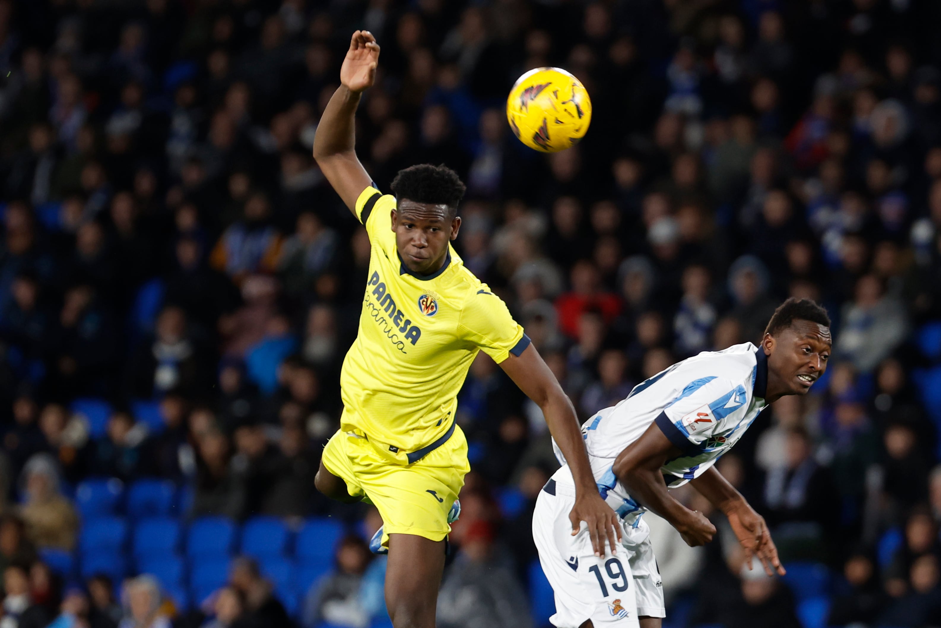 SAN SEBASTIÁN, 23/02/2024.- El defensa del Villarreal Yerson Mosquera (i) cabecea un balón ante Sadiq Umar, de la Real Sociedad, durante el partido de Liga que Real Sociedad y Villarreal CF disputan este viernes en el Reale Arena, en San Sebastián. EFE/Juan Herrero
