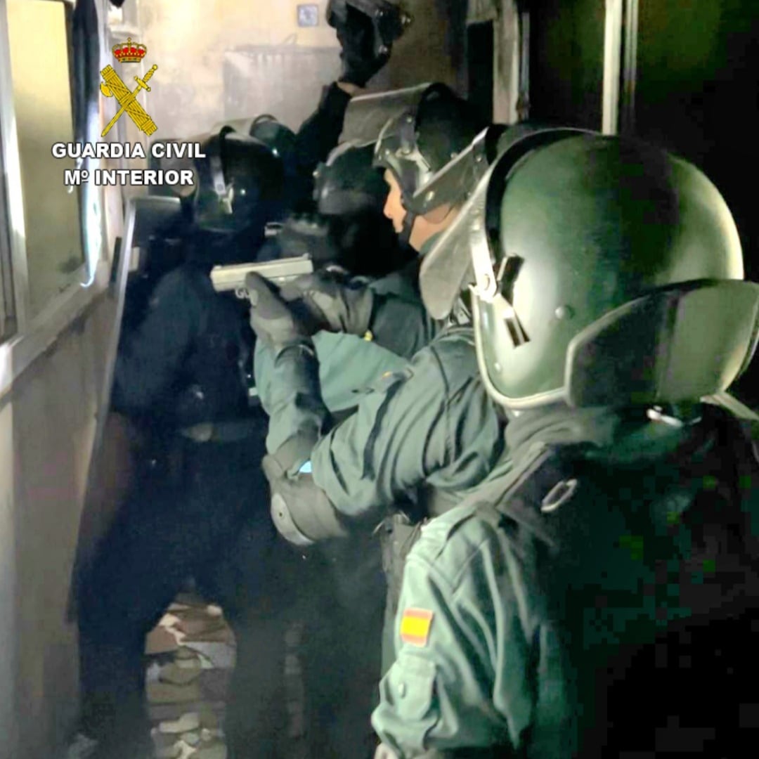 Momento en que los agentes de la Guardia Civil inician el registro de la vivienda de Cangas.