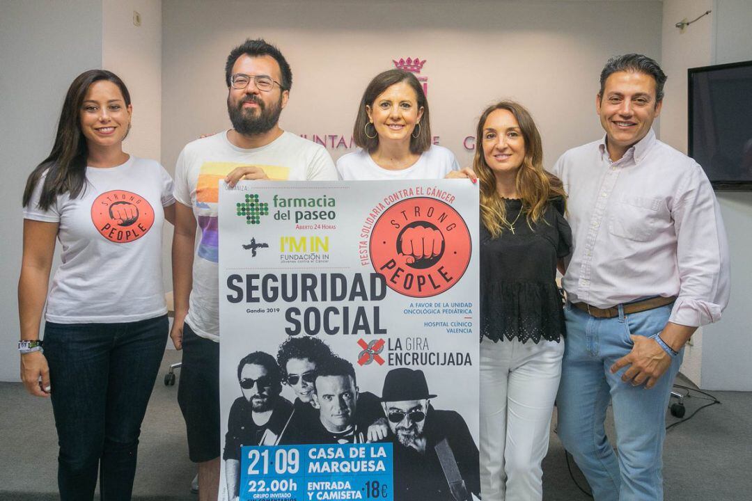 Miembros de Stong People, junto al responsable de Cultura de Gandia, Nahauel Gónzalez.