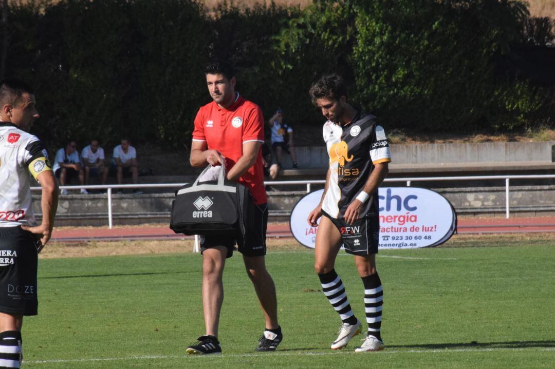 Imagen de Guille Andrés, retirándose lesionado en Las Pistas.