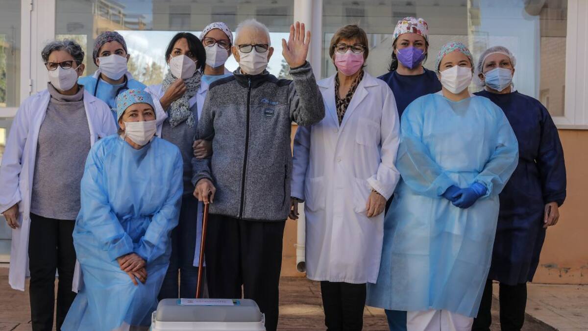 Entrevista en Hora 14 Comunitat Valenciana a la consellera de Sanitat, Ana Barceló, que analiza la evolución de la vacunación contra el coronavirus durante este último año