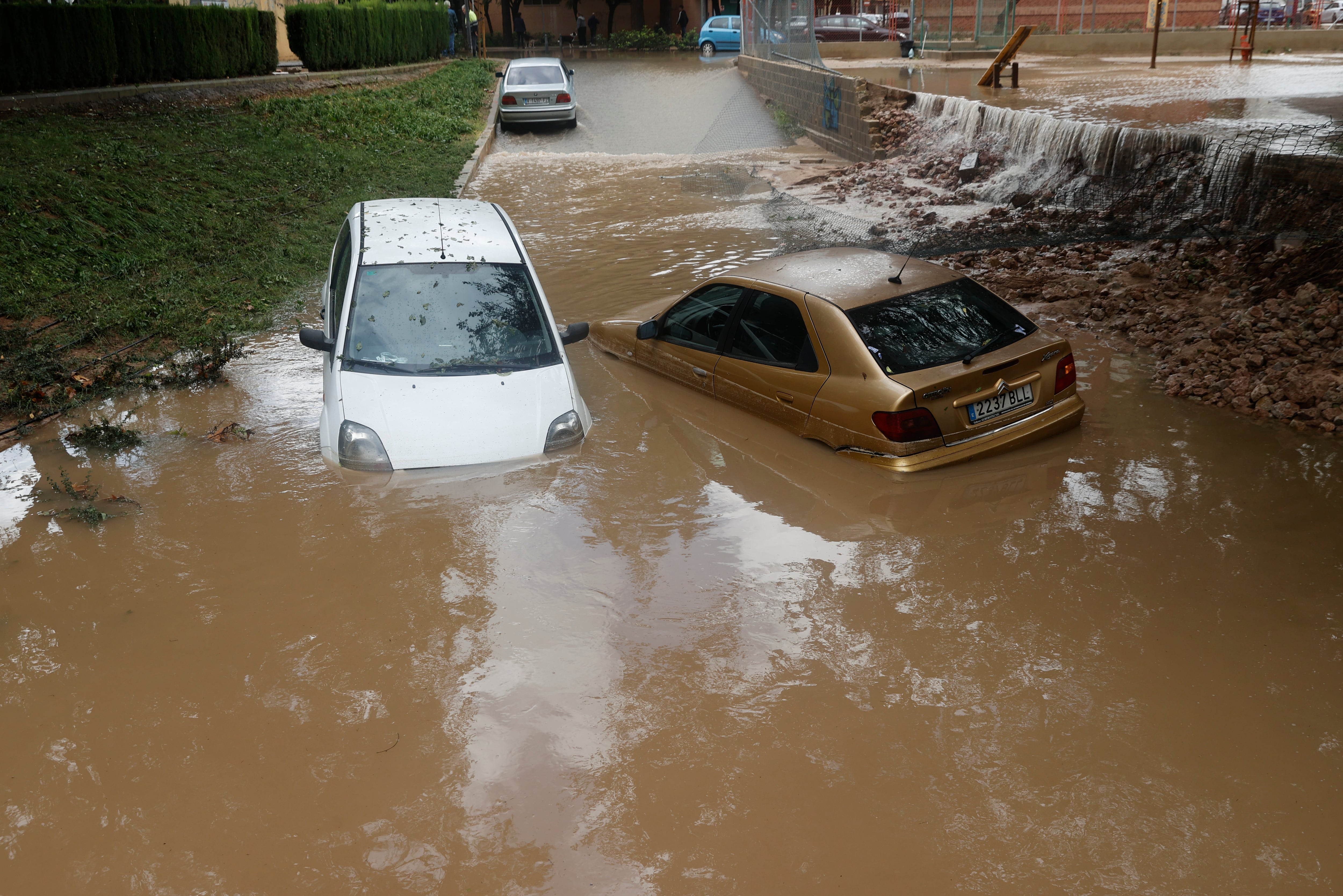 Los servicios de Emergencias de la Generalitat Valenciana están gestionando este sábado más de un centenar de incidencias relacionadas con la lluvia, la mayoría en la provincia de Valencia y especialmente en Torrent y otros municipios al oeste del área metropolitana. En la imagen, dos coches semisumergidos en un paso inundado en Aldaia.