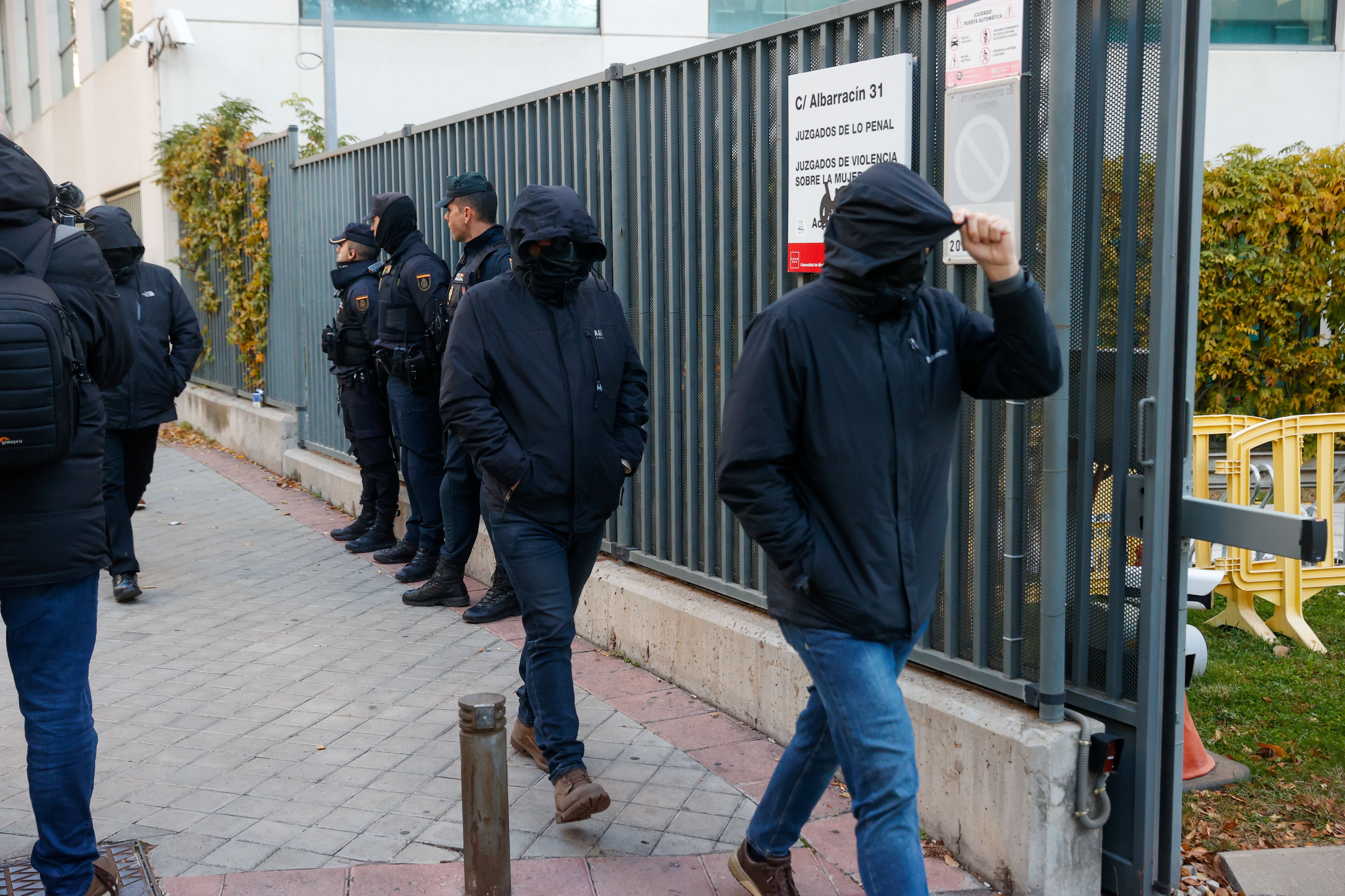 GRAF9909. MADRID, 01/12/2022.- Un juzgado madrileño inicia este jueves el juicio contra los 82 ultras del Frente Atlético y del Riazor Blues acusados de participar en la reyerta en la que falleció el hincha del Deportivo de La Coruña Francisco Javier Romero, Jimmy, para quienes el fiscal pide penas de hasta dos años y medio de prisión. EFE/ Juan Carlos Hidalgo
