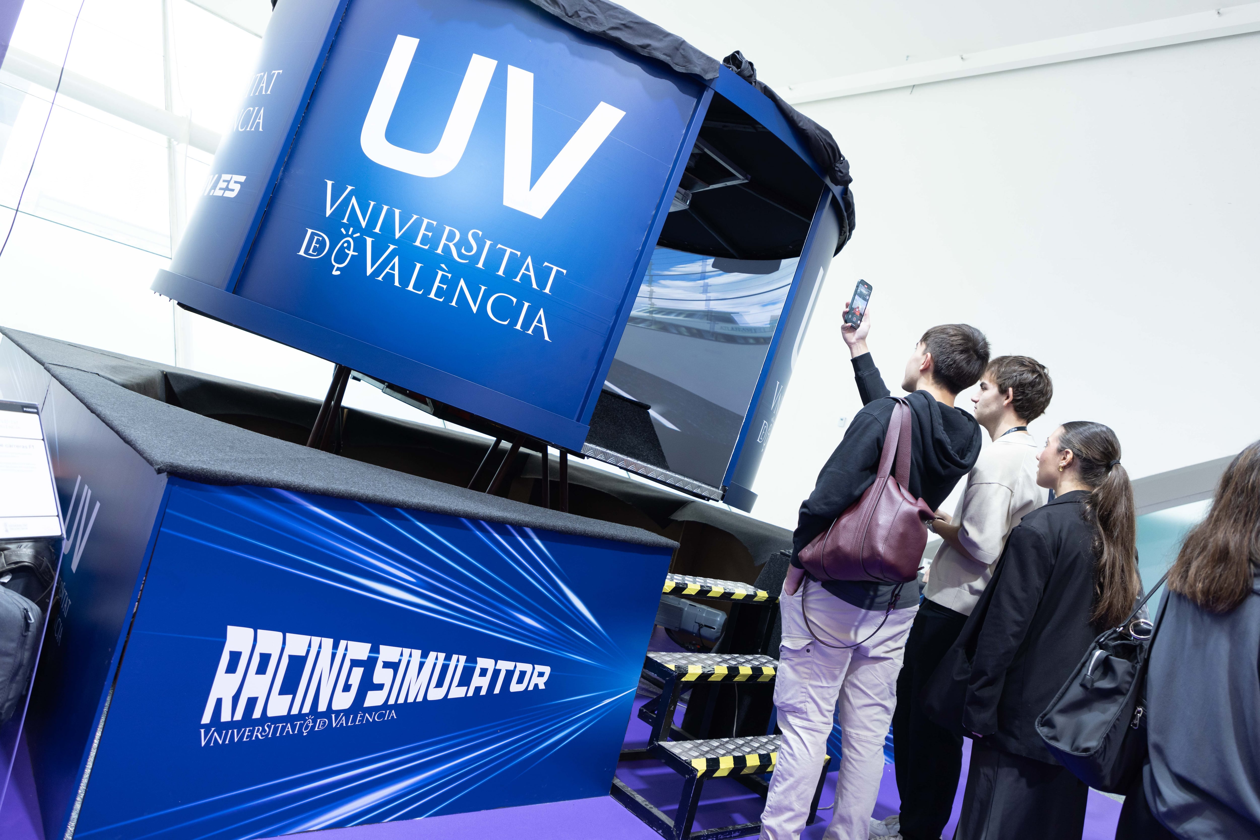 La UV, presenta los últimos avances tecnológicos en el VDS - Simulador de F1