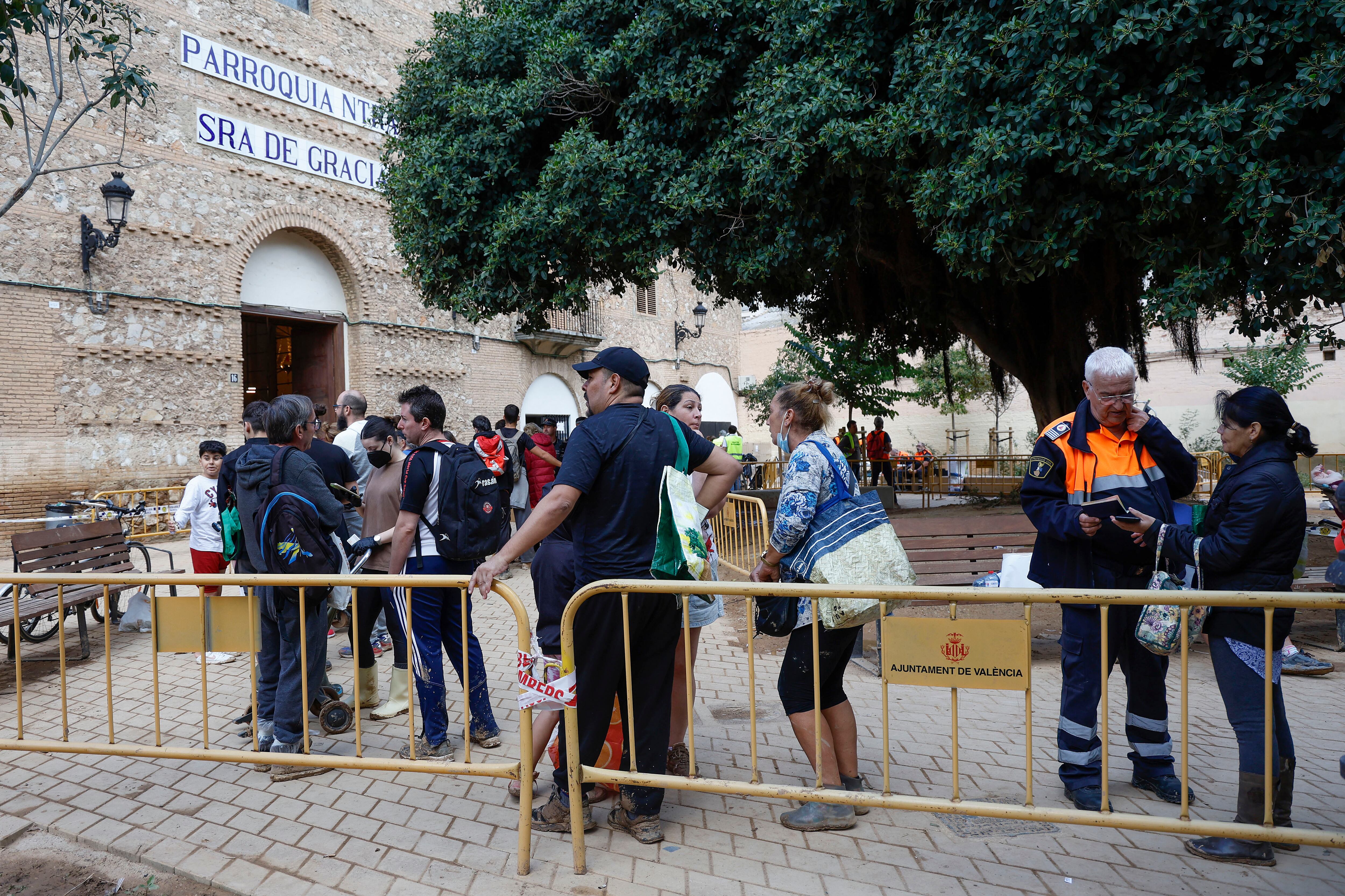 Varias personas hacen cola ante la Parroquia de La Torre para recibir algunos alimentos. EFE/Miguel Ángel Polo