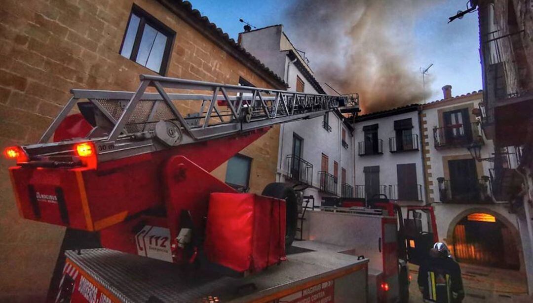 Una dotación de bomberos apaga el incendio de una vivienda en Baeza.