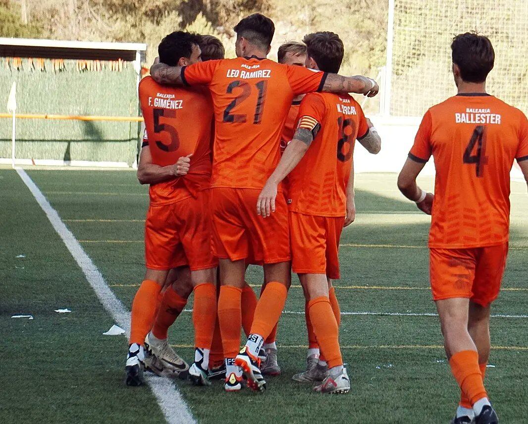 Els jugadors de l'Atzeneta UE celebren el momentani 1-0 de Salva Martí