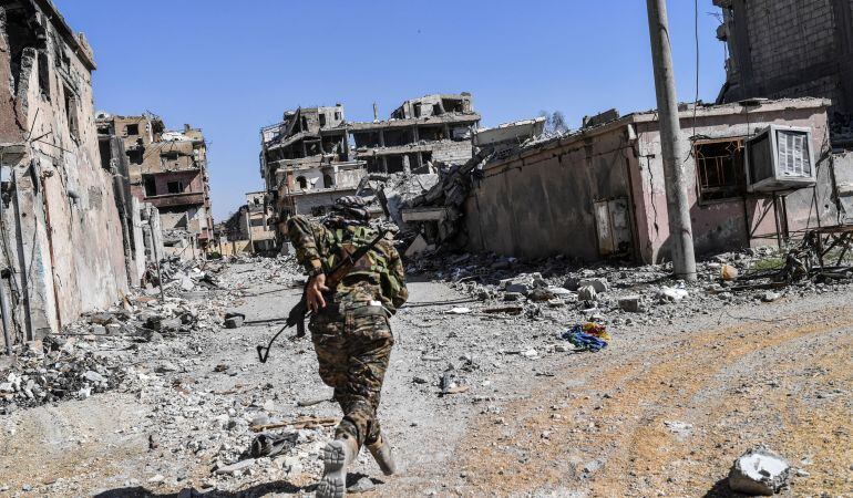 Un soldado de las Fuerzas de Siria Democráticas el pasado 17 de octubre durante la liberación de Al Raqa.