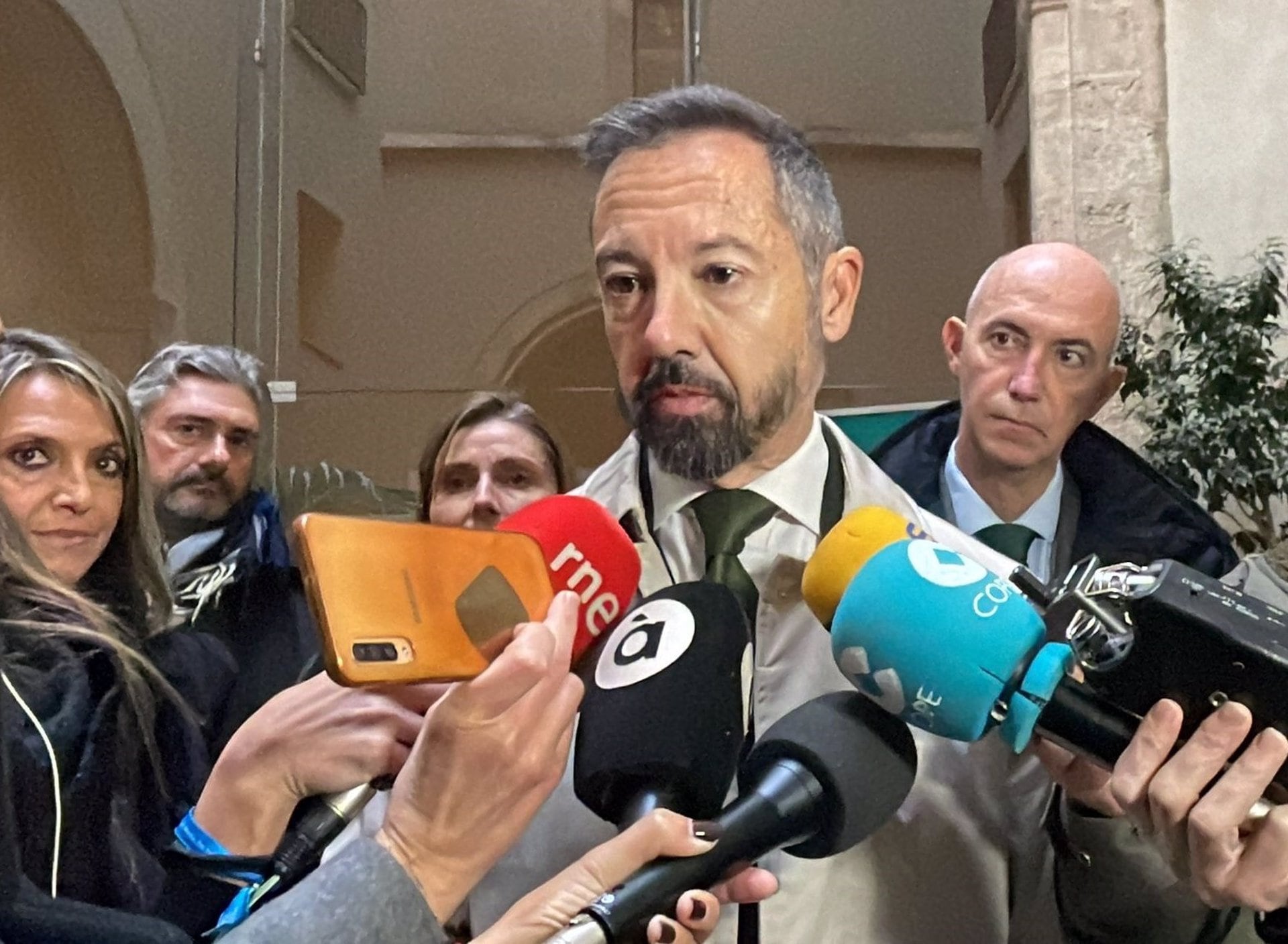 El portavoz de Vox en el Ayuntamiento de València y segundo teniente de alcalde en la ciudad, Juanma Badenas, atendiendo a los medios de comunicación, en una imagen de archivo