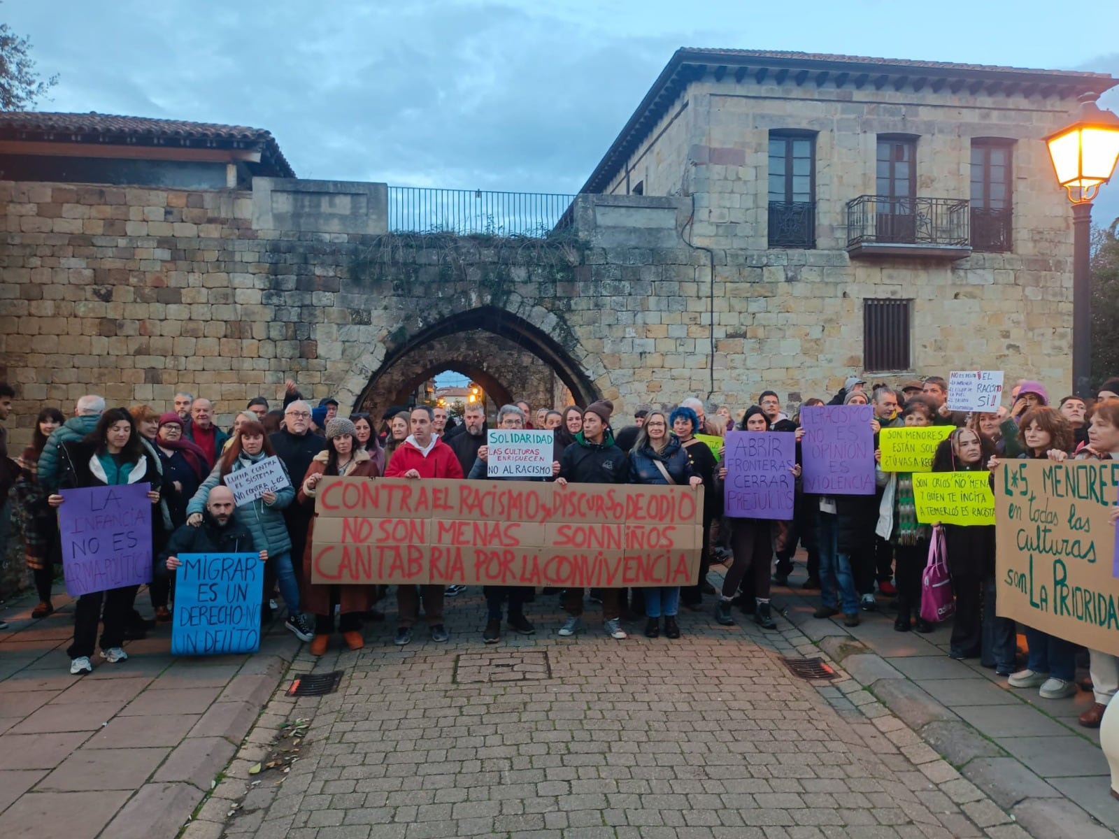 Concentración a favor de la acogida de menores migrantes en Cartes.