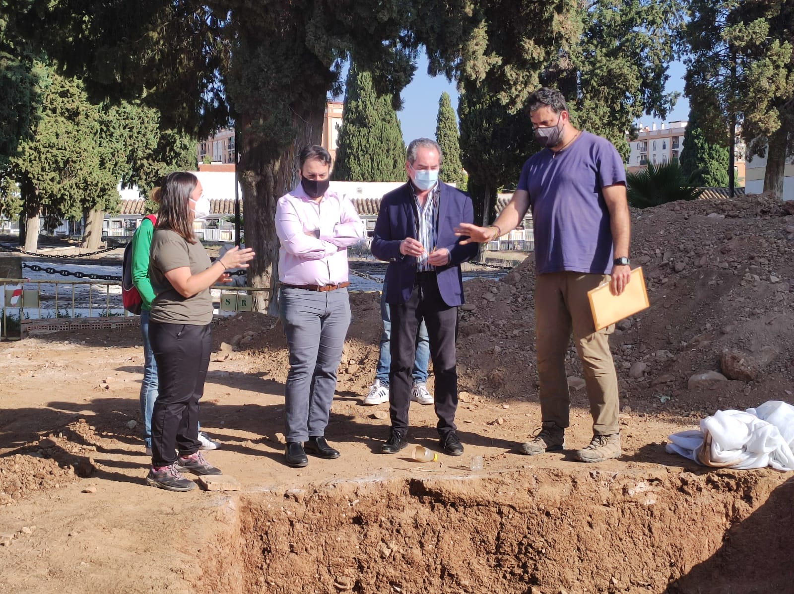 El responsable de Infraestructuras, Antonio Álvarez y el Gerente de Cecosam, Pedro Ruiz, atendiendo a las explicaciones de los arqueólogos Carmen Jiménez y Luis Tovar de la Sociedad de Ciencias Aranzadi en el Cementerio de la Salud en Córdoba