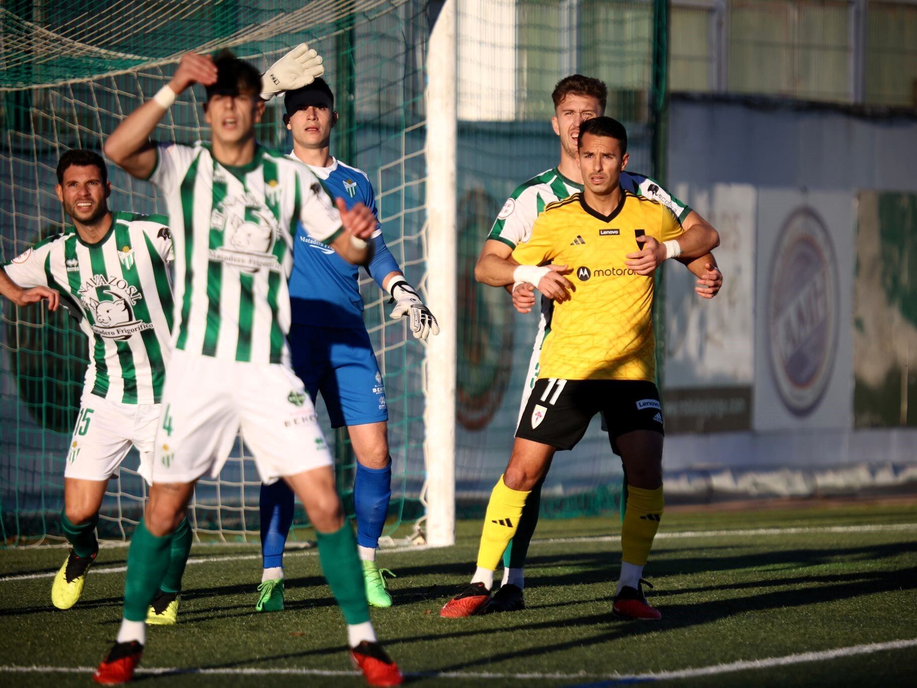 Jaime Santos espera por un saque de esquina en el partido ante el Guijuelo