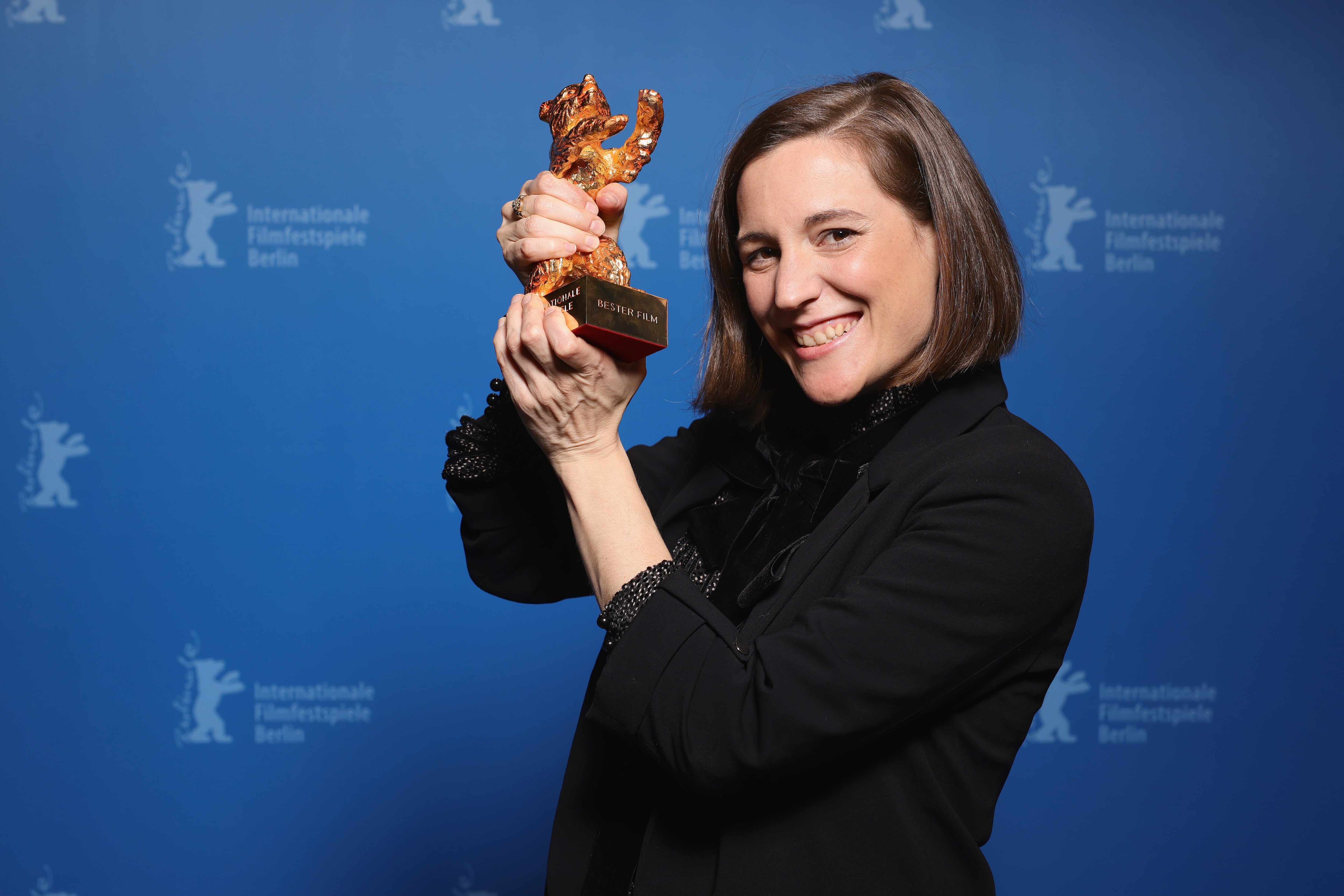 Carla Simon con su Oso de Oro por &#039;Alcarràs&#039; en la Berlinale / EFE/EPA/Andreas Rentz / POOL