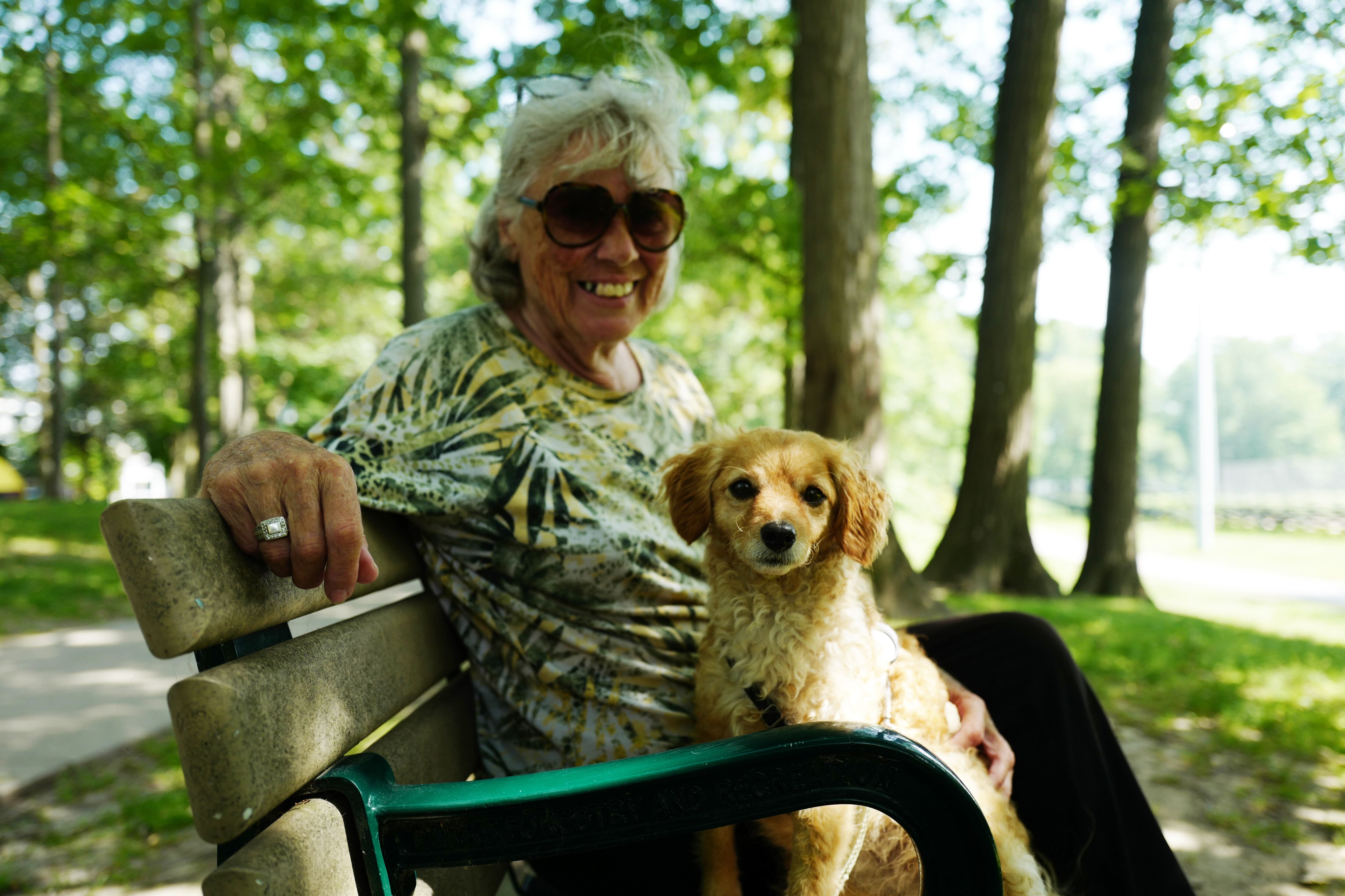 Una mujer mayor junto a su perro.
