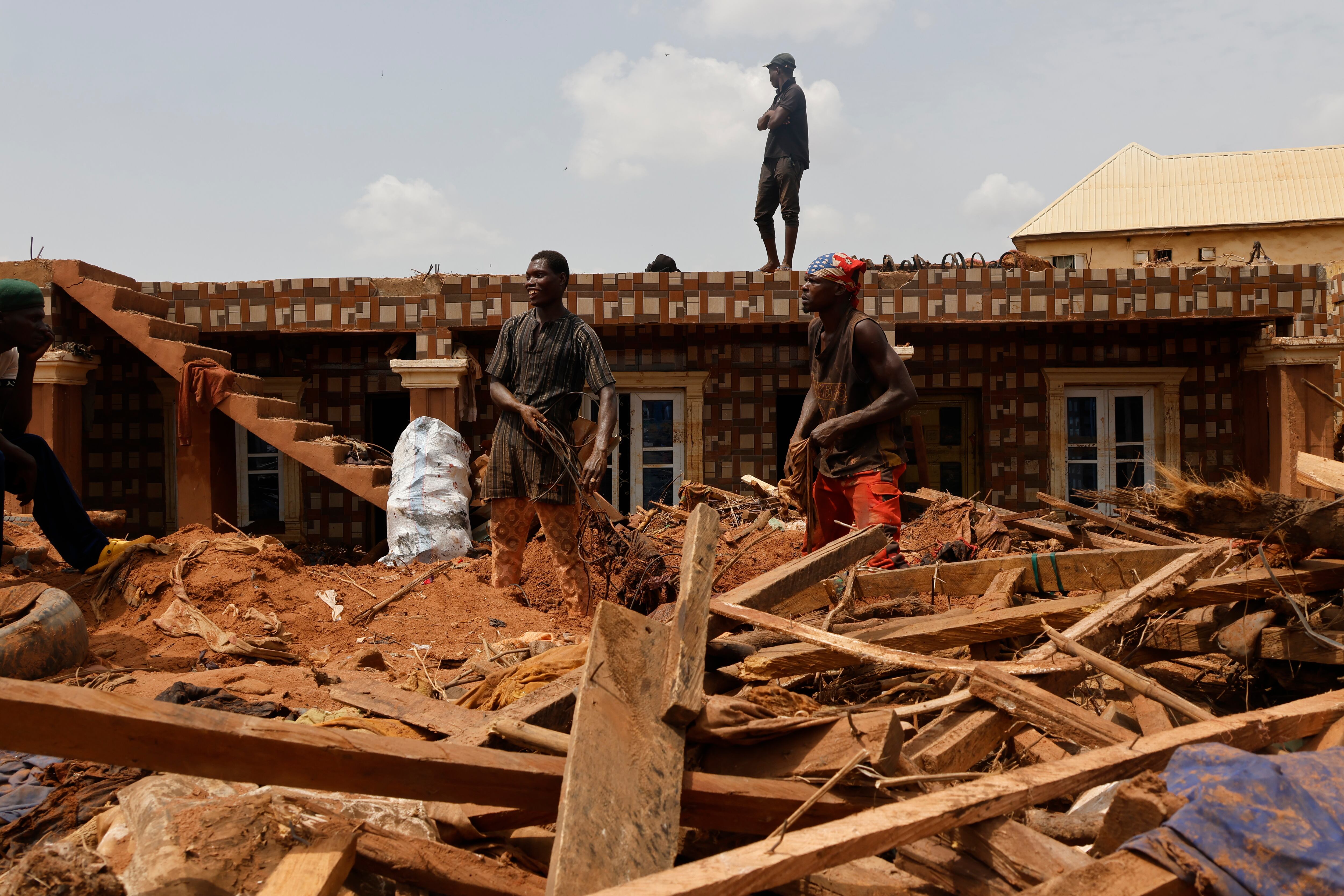 Más de cien personas han muerto tras las inundaciones ocurridas en Nigeria, donde la población busca supervivientes bajo los escombros. EFE/EPA/AFOLABI SOTUNDE