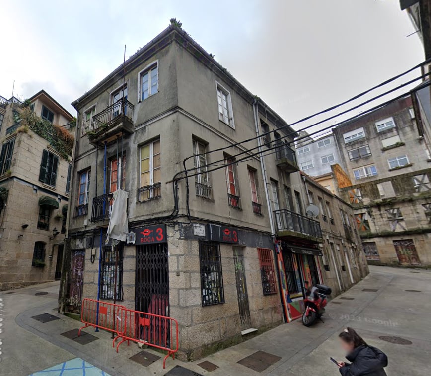 Edificio precintado de la calle Irmandiños, en Vigo