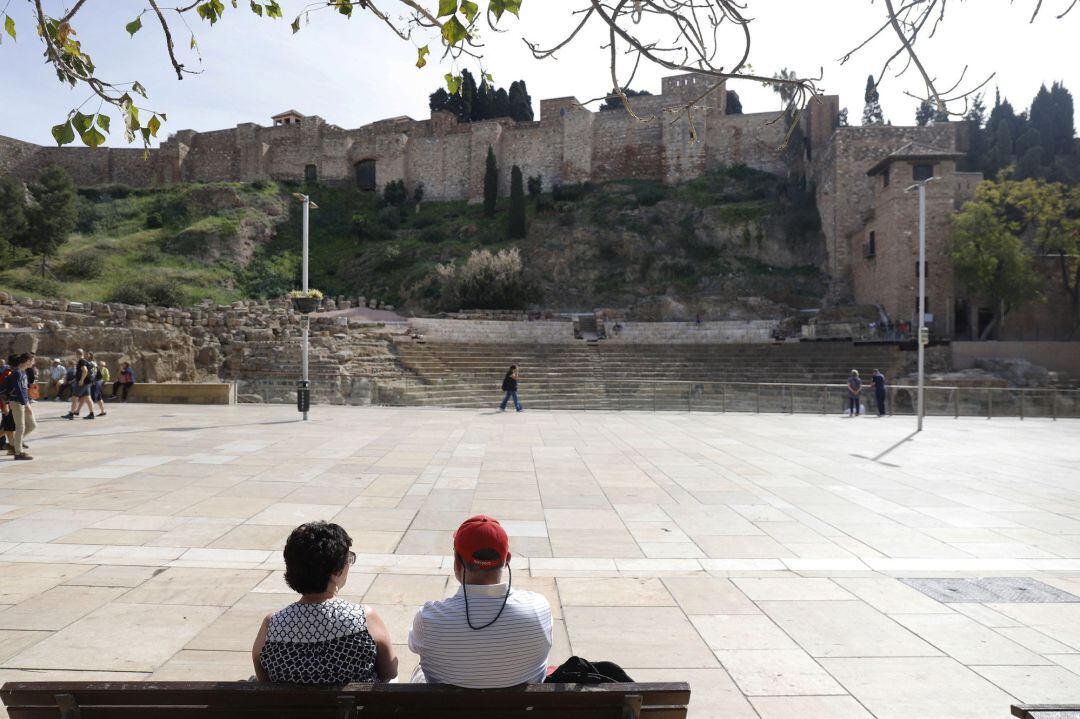 Baja afluencia de turistas el entorno del Teatro Romano, uno de los monumentos más destacados del centro histórico de la capital de Málaga, a consecuencia del impacto en el sector turistíco del coronavirus