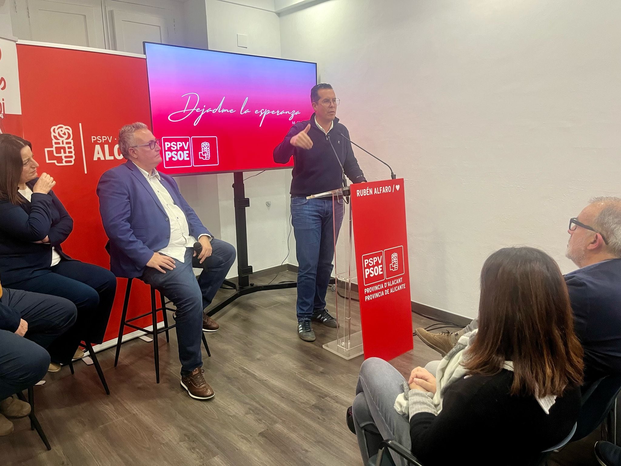 Rubén Alfaro, secretario general del PSPV-PSOE de la provincia de Alicante, en su intervención en el encuentro con los militantes socialistas de la Muntanya celebrado en la sede de Alcoy.