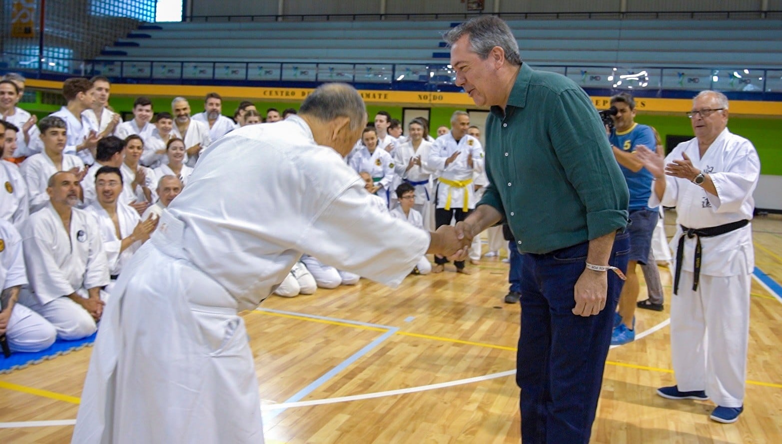 El candidato del PSOE-A a presidir la junta de Andalucía, Juan Espadas, visita un club de artes marciales en Sevilla como parte de su campaña electoral