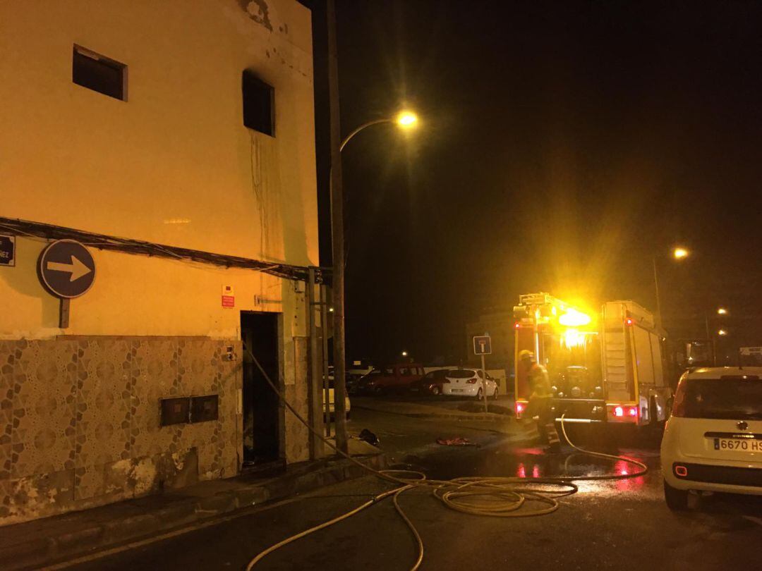 Los bomberos de Lanzarote sofocando el incendio.