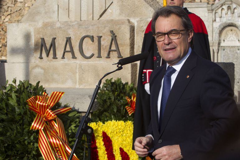 El presidente de la Generalitat de Cataluña en funciones, Artur Mas, durante su intervención en la ofrenda floral delante de la tumba del presidente Francesc Macià