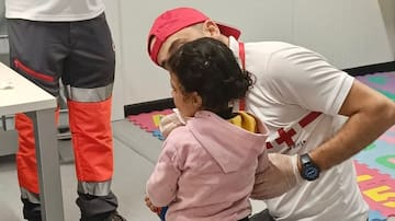 Rescatadas en la playa del Carabassí de Elche nueve personas a bordo de una patera