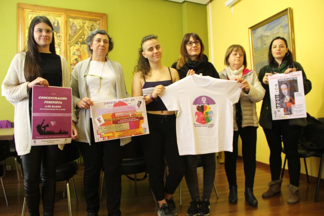 Las concejalas de Juventud e Igualdad junto con miembros del colectivo 8M de Cuéllar en la presentación de los actos con  motivo del Día Internacional de la Mujer